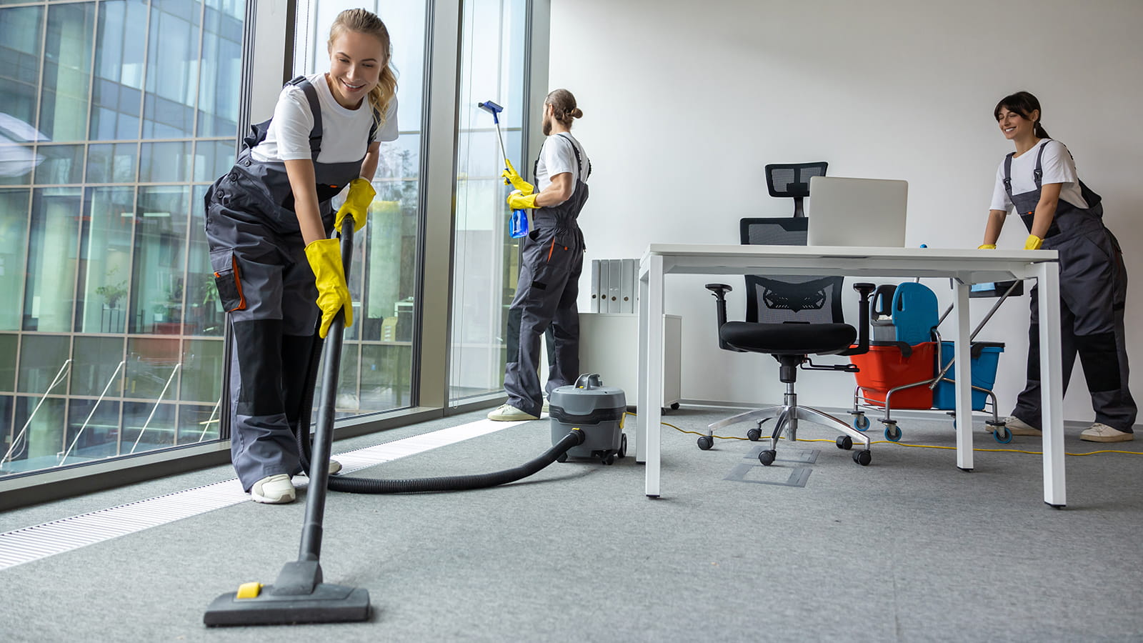 Büroreinigung im modernen Büro durch professionelles Reinigungsteam.