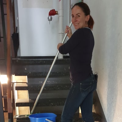 Treppenreinigung in Frankfurt am Main, die Mitarbeiterin führt eine Treppenhausreinigung durch